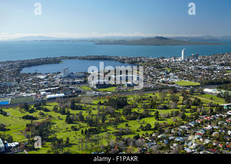 Takapuna Campo da Golf, il lago Pupuke, Takapuna e Rangitoto island, Auckland, Isola del nord, Nuova Zelanda - aerial Foto Stock