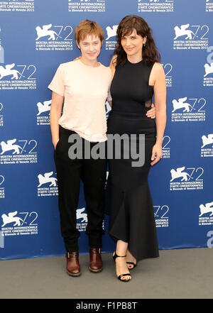 Venezia, Italia. 5 Settembre, 2015. Juliette Binoche con Lou de Laage pone a un photocall del film Il attendere (l'attesa) durante la 72th annuale di Venice International Film Festival il 5 settembre, 2015 a Venezia Credit: Andrea Spinelli/Alamy Live News Foto Stock