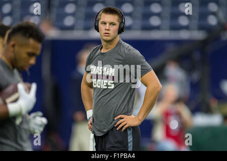 Houston, TX, Stati Uniti d'America. 5 Sep, 2015. Texas A&M Aggies quarterback Kyle Allen (10) si riscalda prima di un NCAA Football gioco tra il Texas A&M Aggies e Arizona State Sun Devils a NRG Stadium di Houston, TX. Trask Smith/CSM/Alamy Live News Foto Stock