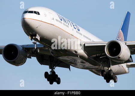United Airlines Boeing 777-200 approcci pista 27L all'aeroporto di Londra Heathrow. Foto Stock