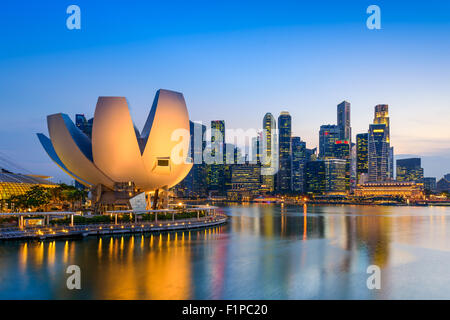 Singapore presso il Marina Bay Skyline. Foto Stock