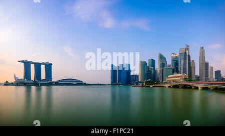 Lo skyline di Singapore presso la Marina. Foto Stock