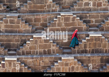 Una persona che salendo la scalinata in Chand Baori. Uno del villaggio di Abhaneri situato vicino Bandikui, Rajasthan. Foto Stock