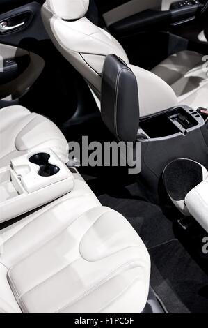 Per interni auto - Sedili. Piccola Autovettura interno. Bianco sedili in pelle. Trasporto Raccolta foto. Foto Stock