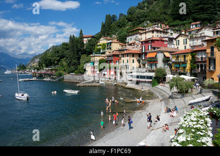 Spiaggia ghiaiosa città vecchia Varenna Lago di Como lombardia italia Foto Stock