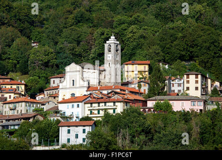 A Perledo e la chiesa di San Martino sopra Varenna Lago di Como lombardia italia Foto Stock