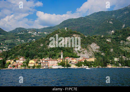 Varenna e il castello di Vezio Lago di Como lombardia italia Foto Stock