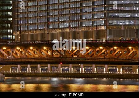 Ponte DuSable in Chicago - Ponte Closeup di notte. Il centro di Chicago, Illinois, Stati Uniti d'America. Foto Stock