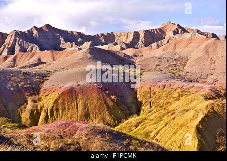 Parco nazionale Badlands vicino a Pine Ridge Indian Reservation. Erosi Buttes, i pinnacoli e guglie mescolato con la maggiore protezione Foto Stock