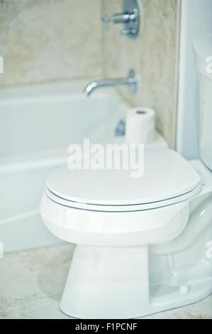 Toilette e bagno. Piccolo bagno con wc foto verticale. Home Interiors Raccolta foto. Foto Stock