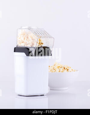 Il Popcorn making machine isolati su sfondo bianco Foto Stock