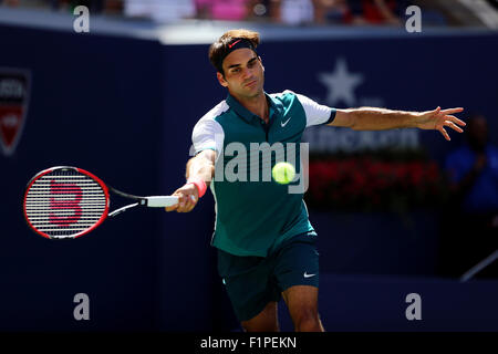 New York, Stati Uniti d'America. 5 Settembre, 2015. Roger Federer in azione contro Phllipp KOHLSCHREIBER: risultati nei della Germania nel terzo round di Stati Uniti Aperto in Flushing Meadows, New York il 5 settembre, 2015. Credito: Adam Stoltman/Alamy Live News Foto Stock