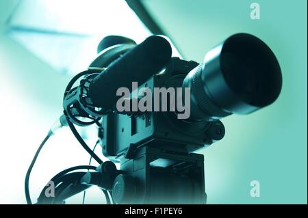 Videocamera HD con microfono a fucile. Produzione Video Broadcast - Tema. Foto Stock