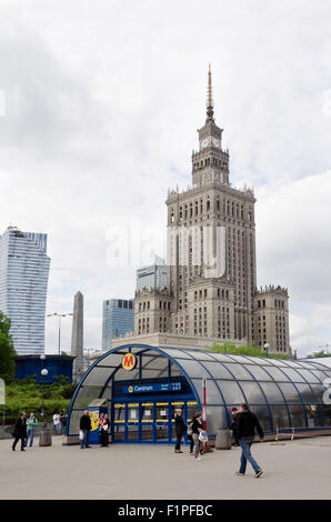 Warszawa Centrum Metro e con il palazzo della cultura in background, Warszawa, Polska, Polonia, Europa UE Foto Stock