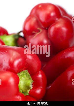 Fresco di paprika rossa - rosso fresco Paprikas isolato su bianco. Verticale Foto di paprika. Foto Stock