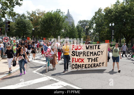 Washington, DC, Stati Uniti d'America. 5 Settembre, 2015.I figli di veterani confederati tenere un rally per la bandiera Confederate sul Senato superiore Park sulla Capitol Hill. Mentre solo poche decine di sostenitori della bandiera Confederate hanno partecipato esponenti dell opposizione di gruppi come i codici di colore rosa e nero vive la materia, ha mostrato in maggior numero e con molte critiche. I membri dell'opposizione inseguito i figli di veterani confederati come hanno fatto il loro modo a La Union Station, dove alcuni esponenti dell opposizione si sono scontrati con la polizia. Credito: B Christopher/Alamy Live News Foto Stock