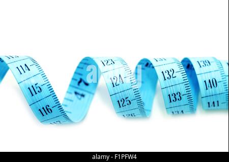 Misurare blu nastro solido su sfondo bianco. Centimetri e pollici - biadesivo nastro di misura. Foto Stock