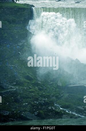 Furore del Niagara. Cascate del Niagara fotografia verticale - Lato americano. Preso dal lato canadese. Tardo autunno. Foto Stock