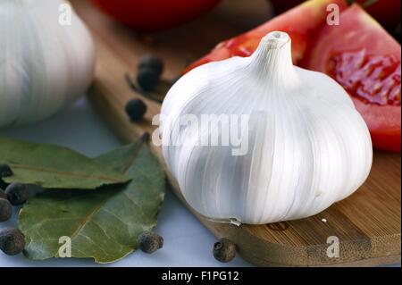 Aglio frutta con alcune altre spezie e verdure in background. Foto Stock