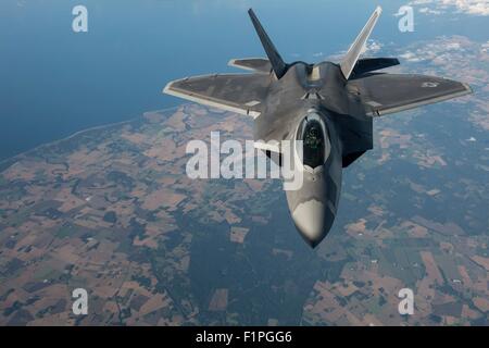 Un U.S. Air Force F-22 Raptor stealth fighter velivolo vola in formazione sulla capitale durante una distribuzione di avanzamento a sostegno dei partner della NATO in Europa il 4 settembre 2015 su Tallinn, Estonia. Foto Stock