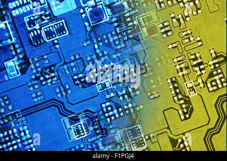 Scheda a circuito stampato sullo sfondo di tecnologia - Blue-Yellow scheda di circuito dello sfondo della foto. Foto Stock
