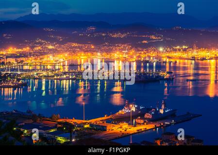La Spezia di notte. Golfo di La Spezia nella regione Liguria del Nord Italia Foto Stock