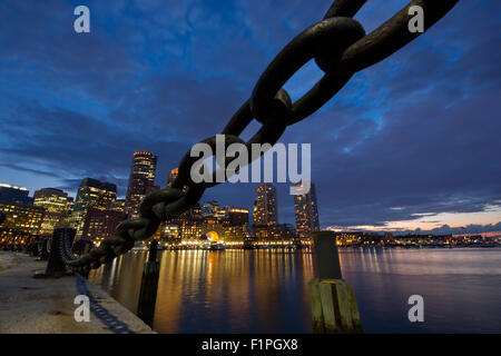 Catena di ancoraggio della ventola di barriera PIER HARBORWALK Rowes Wharf skyline del centro porto interno South Boston Massachusetts, STATI UNITI D'AMERICA Foto Stock