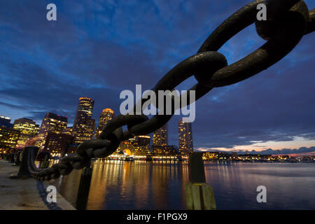 Catena di ancoraggio della ventola di barriera PIER HARBORWALK Rowes Wharf skyline del centro porto interno South Boston Massachusetts, STATI UNITI D'AMERICA Foto Stock