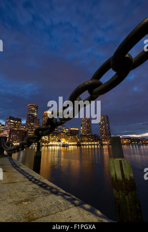 Catena di ancoraggio della ventola di barriera PIER HARBORWALK Rowes Wharf skyline del centro porto interno South Boston Massachusetts, STATI UNITI D'AMERICA Foto Stock