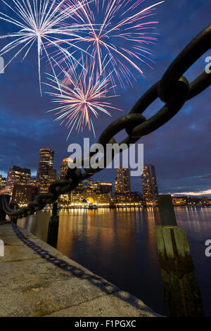 Catena di ancoraggio della ventola di barriera PIER HARBORWALK Rowes Wharf skyline del centro porto interno South Boston Massachusetts, STATI UNITI D'AMERICA Foto Stock