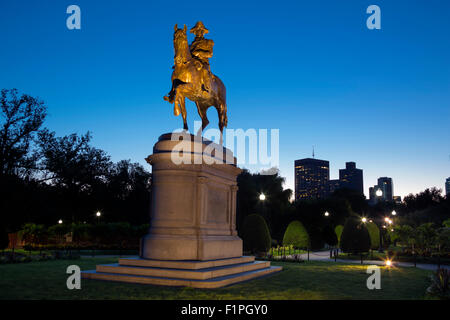 GEORGE WASHINGTON statua equestre giardini pubblici skyline di Boston Massachusetts USA Foto Stock