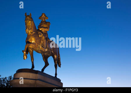 GEORGE WASHINGTON statua equestre giardini pubblici skyline di Boston Massachusetts USA Foto Stock