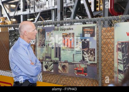 Il governatore della Florida ha Rick Scott durante un tour del gruppo di veicoli e la costruzione di Settembre 4, 2015 a Cape Canaveral, in Florida. Scott ha visitato la spaceport a partecipare alla grande apertura di The Boeing Company commerciale dell'equipaggio e Cargo Processing Facility. Foto Stock