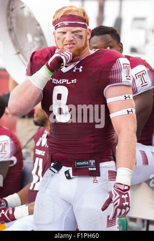 5 Settembre 2015: Tempio gufi linebacker Tyler Matakevich (8) si affaccia su durante il NCAA Football gioco tra la Penn State Nittany Lions e il Tempio di gufi al Lincoln Financial Field di Philadelphia, Pennsylvania. Il Tempio di gufi ha vinto 27-10. Christopher Szagola/CSM Foto Stock