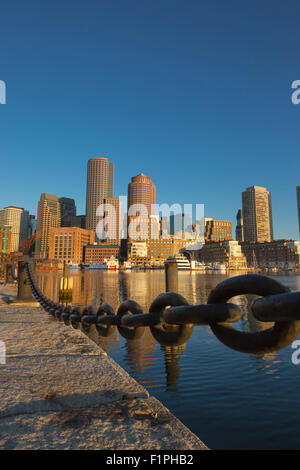 Catena di ancoraggio della ventola di barriera PIER HARBORWALK Rowes Wharf skyline del centro porto interno South Boston Massachusetts, STATI UNITI D'AMERICA Foto Stock