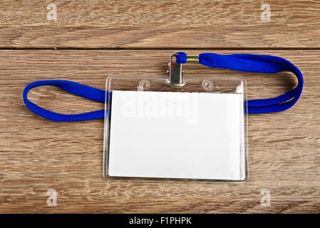 Nome scheda id badge con il cavo (cima) sul tavolo di legno Foto Stock