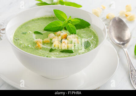 Zuppa cremosa con erbe e crostini . Messa a fuoco selettiva Foto Stock