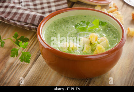 Zuppa cremosa con crostini su un tavolo di legno. Messa a fuoco selettiva Foto Stock