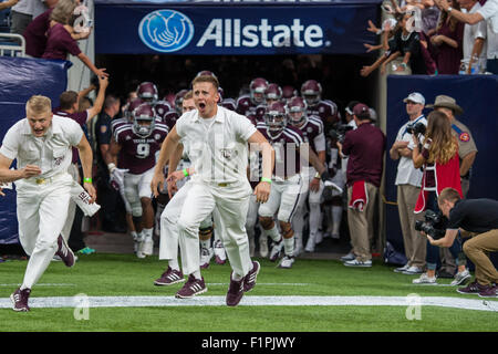 5 Settembre 2015: il Texas A&M Aggies entrano in campo prima di un NCAA Football gioco tra il Texas A&M Aggies e Arizona State Sun Devils a NRG Stadium di Houston, TX. Il Aggies vinto 38-17.Trask Smith/CSM Foto Stock