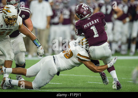 5 Settembre 2015: Texas A&M Aggies quarterback Kyler Murray (1) viene affrontato da Arizona State Sun Devils linebacker Salamo (fiso 58) durante la seconda metà di un NCAA Football gioco tra il Texas A&M Aggies e Arizona State Sun Devils a NRG Stadium di Houston, TX. Il Aggies vinto 38-17.Trask Smith/CSM Foto Stock