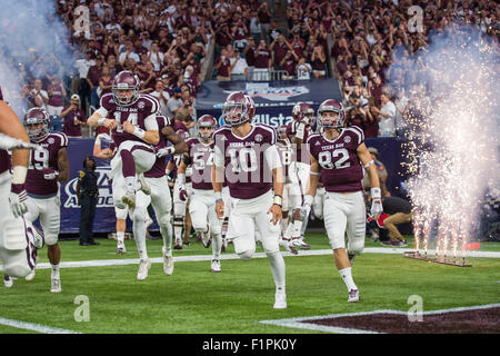 5 Settembre 2015: il Texas A&M Aggies entrano in campo prima di un NCAA Football gioco tra il Texas A&M Aggies e Arizona State Sun Devils a NRG Stadium di Houston, TX. Il Aggies vinto 38-17.Trask Smith/CSM Foto Stock