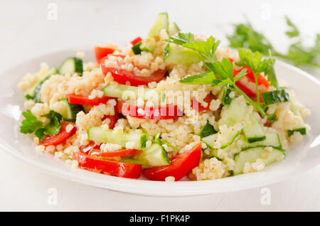 Fresco e salutare insalata di verdure su una piastra bianca. Messa a fuoco selettiva Foto Stock