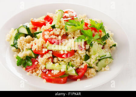 Fresco e salutare insalata di verdure sulla piastra bianca. Messa a fuoco selettiva Foto Stock