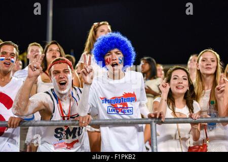 4 settembre 2015:.SMU ventole allegria durante un NCAA Football gioco tra il Baylor Orsi e la SMU Mustangs a Gerald Ford J. Stadium di Dallas, Texas.Baylor vince 56-21.Manny Flores/CSM Foto Stock