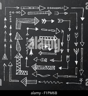 Disegnato a mano le icone freccia impostato su gesso nero bordo. Illustrazione Vettoriale Illustrazione Vettoriale