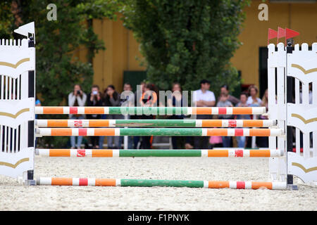 Equitazione ostacoli ostacoli durante un concorso ippico Foto Stock