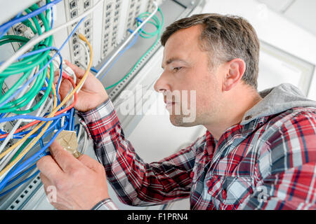 Tecnico del computer verificando il server Foto Stock