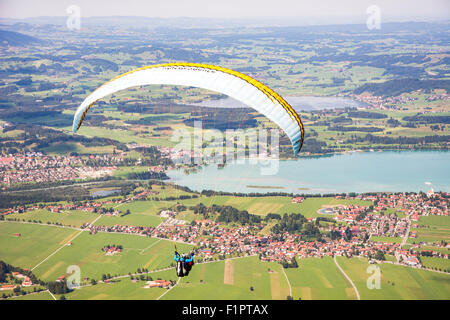 SCHWANGAU, Germania - 23 agosto: Sconosciuto parapendio sul Monte Tegelberg a Schwangau, Germania il 23 agosto 2015. Foto Stock