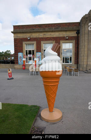 Giant cono gelato al di fuori dell'art deco team room e caffetteria in Stanley Park, Blackpool, Lancashire Foto Stock