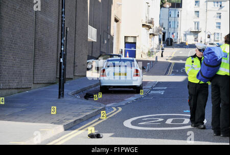 Brighton, Regno Unito. 6 Settembre, 2015. La polizia indagare la scena di una lotta al fondo del cannone posto a Brighton dal Grand e Hilton Metropole Hotel . Un uomo è stato gravemente ferito ed è in ospedale dopo la lotta che ha avuto luogo la sera precedente Credito: Simon Dack/Alamy Live News Foto Stock